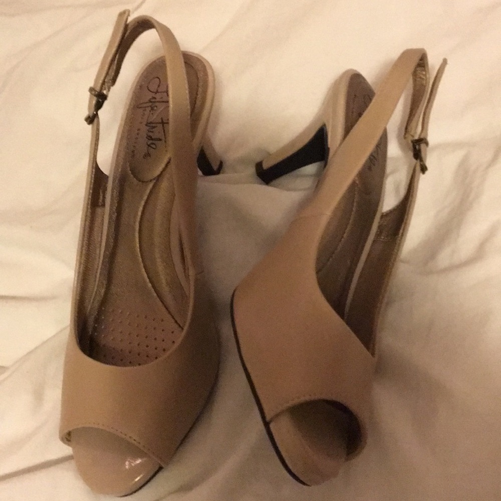 Nude/tan saddleback heels 😍